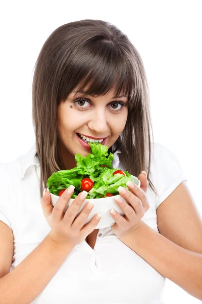 Jovem mulher comendo salada fresca — Fotografia de Stock