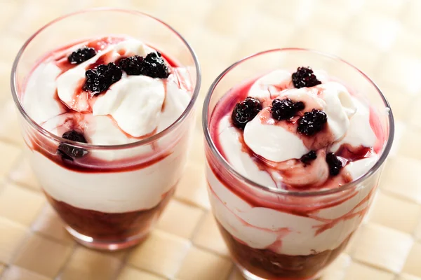 Crema de mascarpone con moras —  Fotos de Stock