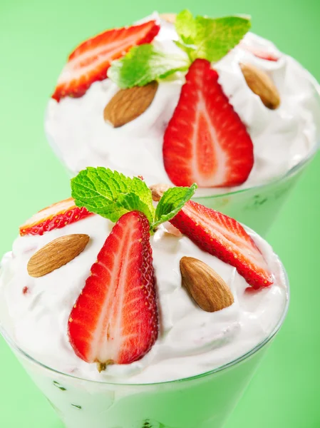 Erdbeercreme mit Erdbeeren — Stockfoto