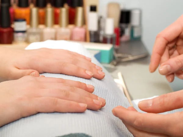 Meisje vingernagels wordt gemanicuurde. — Stockfoto