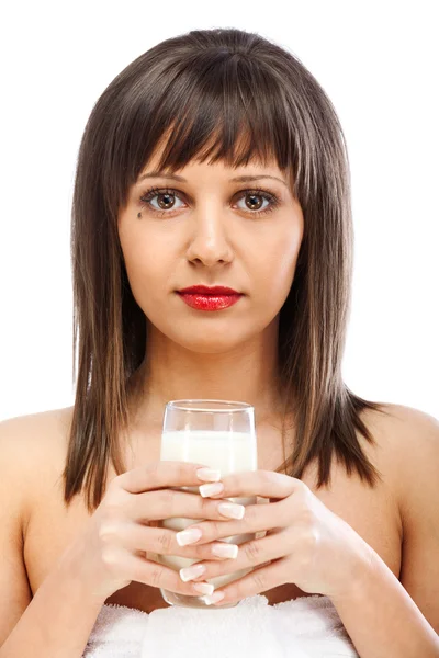 Frau trinkt Milch — Stockfoto