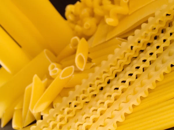 Rå pasta på bakgrund — Stockfoto
