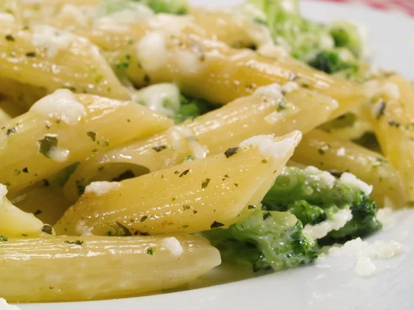 Penne s brokolicí a mozzarellou — Stock fotografie