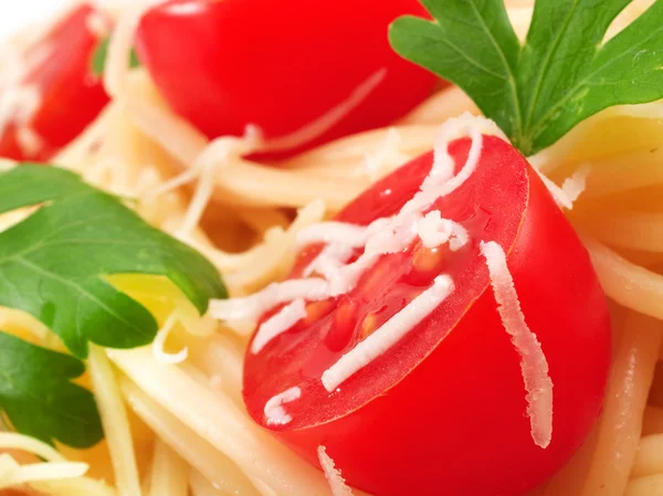 Espaguete com tomate cereja — Fotografia de Stock