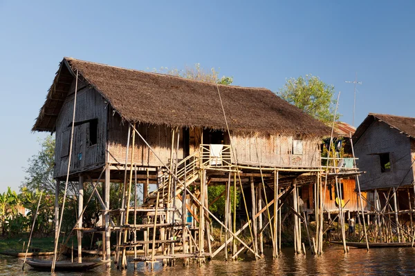 Case di villaggio galleggianti nel lago Inle — Foto Stock