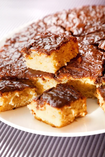 Homemade cake with chocolate glaze — Stock Photo, Image