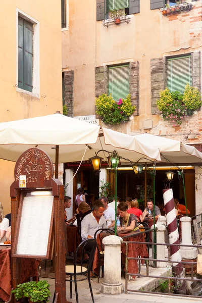 Tourists sitting in a street restaurant ,Venice — Stock Photo, Image