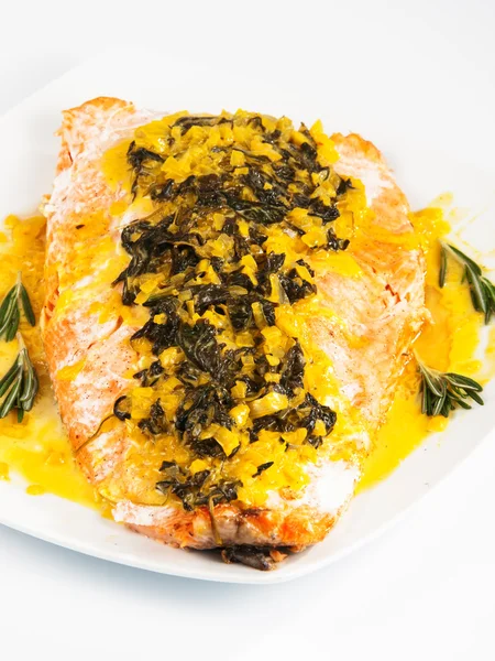 Salmone con salsa di zafferano — Foto Stock