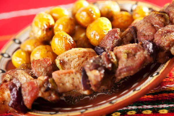 Pork skewer with potatoes — Stock Photo, Image