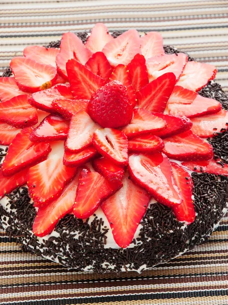 Chocolate cake with strawberries — Stock Photo, Image