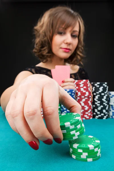 Mujer joven con fichas de juego — Foto de Stock