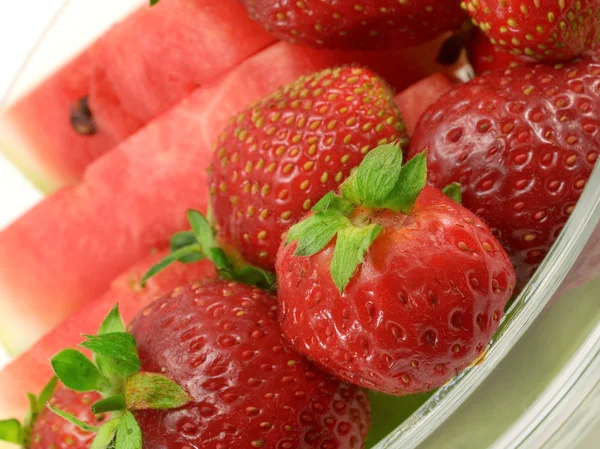 Φράουλες και το καρπούζι σε φόντο — Φωτογραφία Αρχείου