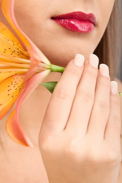 Junge kaukasische Frau mit Blume — Stockfoto