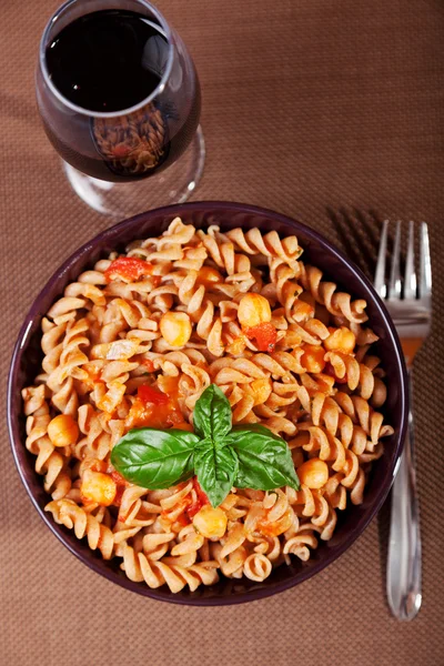 Pasta Fusilli with chick-peas — Stock Photo, Image