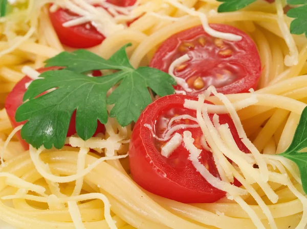 Espaguete preparado com tomate cereja — Fotografia de Stock