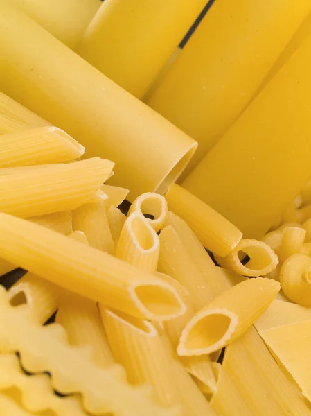 Rohe Pasta auf Hintergrund — Stockfoto