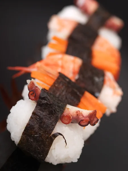 Saboroso Sushi no fundo — Fotografia de Stock