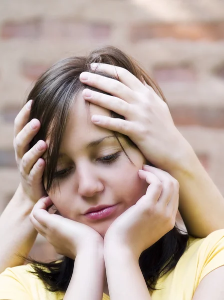 Mujer con dolor de cabeza de cerca —  Fotos de Stock