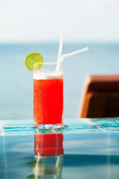Mai Thaise cocktail bij het zwembad — Stockfoto