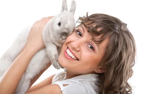 Jonge vrouw en konijn — Stockfoto