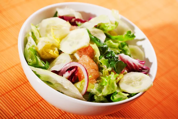 Salada com alface e toranja — Fotografia de Stock