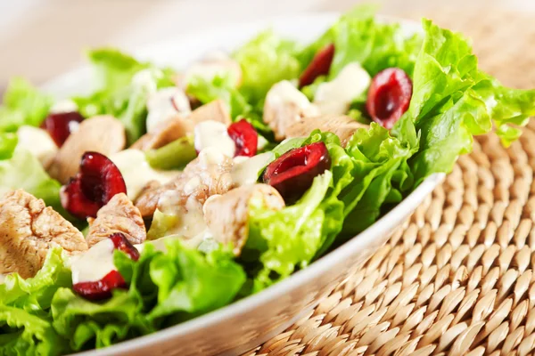 Salada de frango com cerejas — Fotografia de Stock