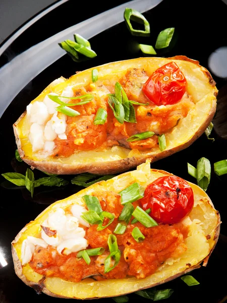 Gevulde potatos met tomaten — Stockfoto