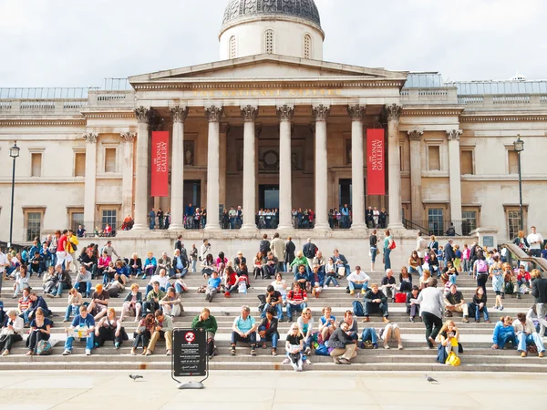 People near National Gallery in Trafalgar Square — Φωτογραφία Αρχείου