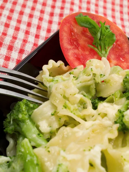 Tagliatelle mantarlı brokoli ve Mozzarella — Stok fotoğraf