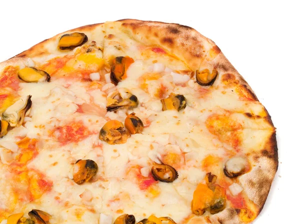 Pizza s mořskými plody na pozadí — Stock fotografie