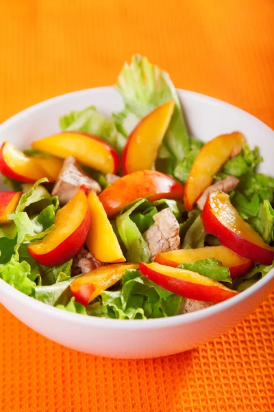 Ensalada de pollo con duraznos — Foto de Stock