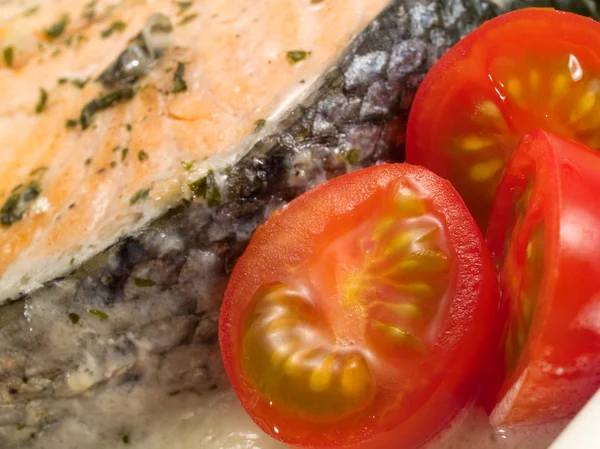 Bife de salmão com tomate cereja — Fotografia de Stock