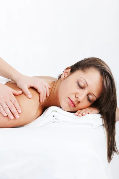 Młoda kobieta mająca masaż — Zdjęcie stockowe