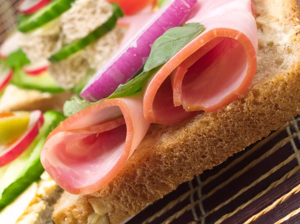 Smaczne Sandwiche na tle — Zdjęcie stockowe