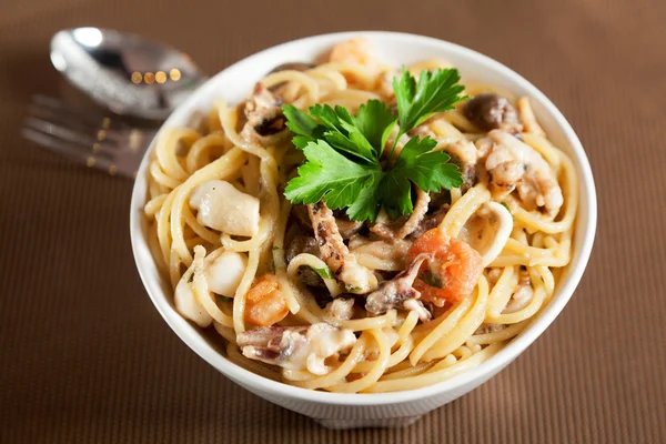 Seafood spaghetti z oliwkami — Zdjęcie stockowe