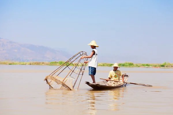 Father and son fishing  in Inle Lake — Stock Photo, Image