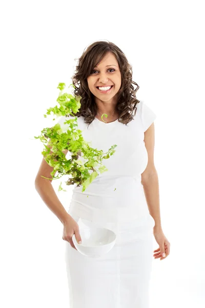 Jeune femme sautant avec une salade saine — Photo