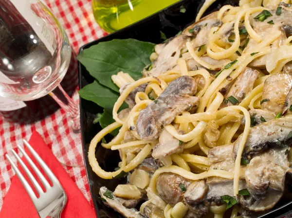 Pasta Linguini met paddestoelen — Stockfoto