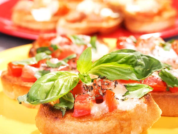 Bruschetta italiana con tomate — Foto de Stock