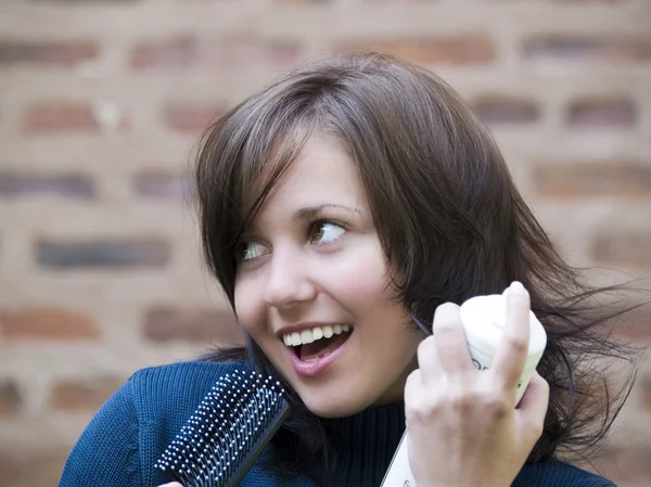 Tousle-headed brunett låtsas att sjunga — Stockfoto