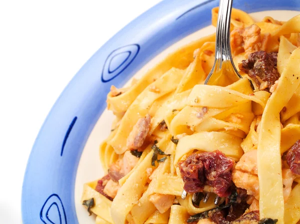 Tagliatelle med soltorkade tomater — Stockfoto