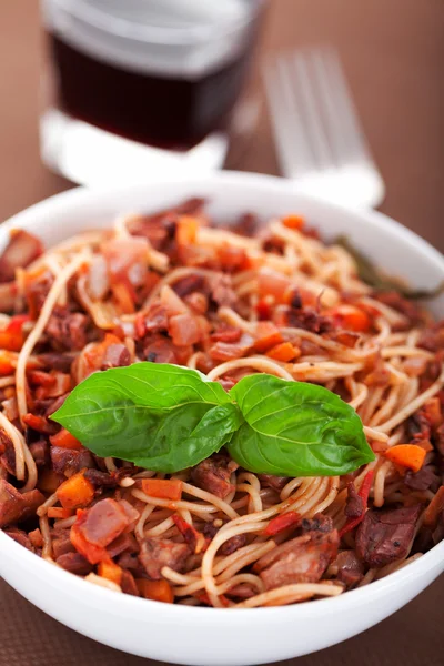 Spaghetti med kanin och tomater — Stockfoto