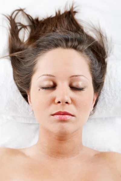 Jovem mulher fazendo massagem — Fotografia de Stock