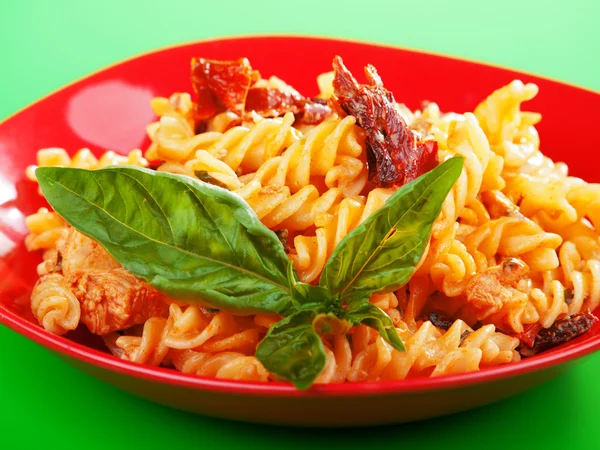 Fusilli with chicken and dried tomatoes — Stock Photo, Image