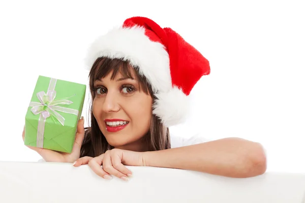 Kvinna med santa hatt och jul gåva — Stockfoto