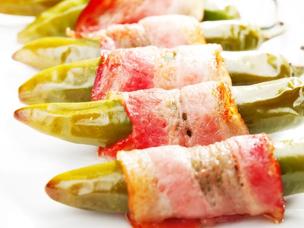 Grillad jalapenos inlindad i bacon — Stockfoto