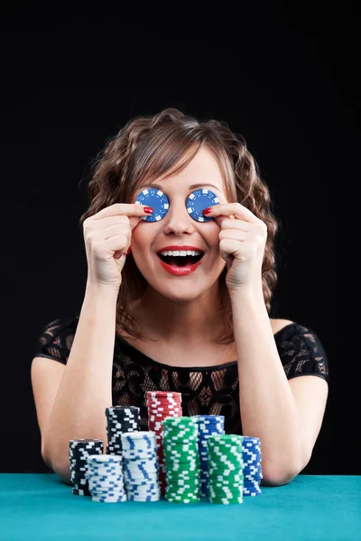 Mujer joven con fichas de juego — Foto de Stock