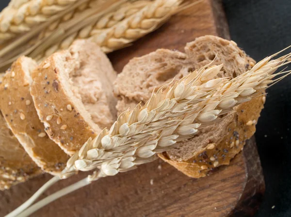 Bread and Wheat on background — Stock Photo, Image