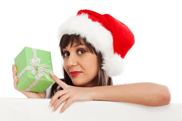 Mujer con Santa Sombrero y Regalo de Navidad — Foto de Stock