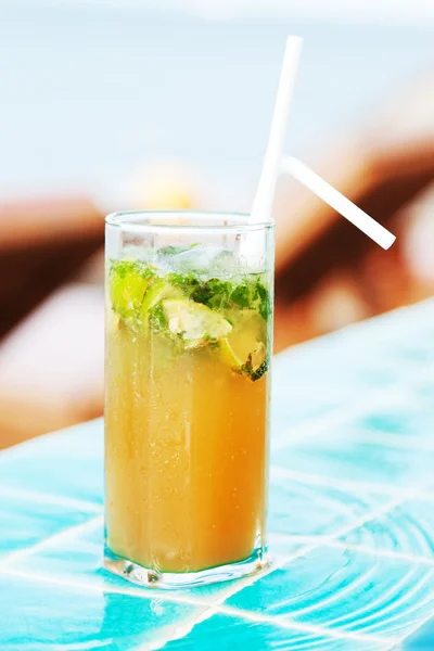 Mojito cocktail bij het zwembad — Stockfoto